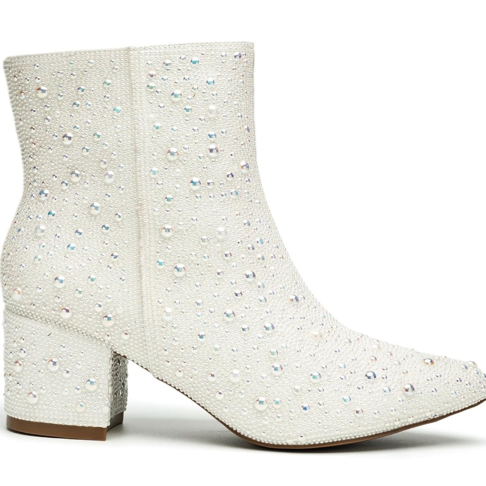 Elegant White Ankle Boots with Pearl Detailing - Picture 4 of 8